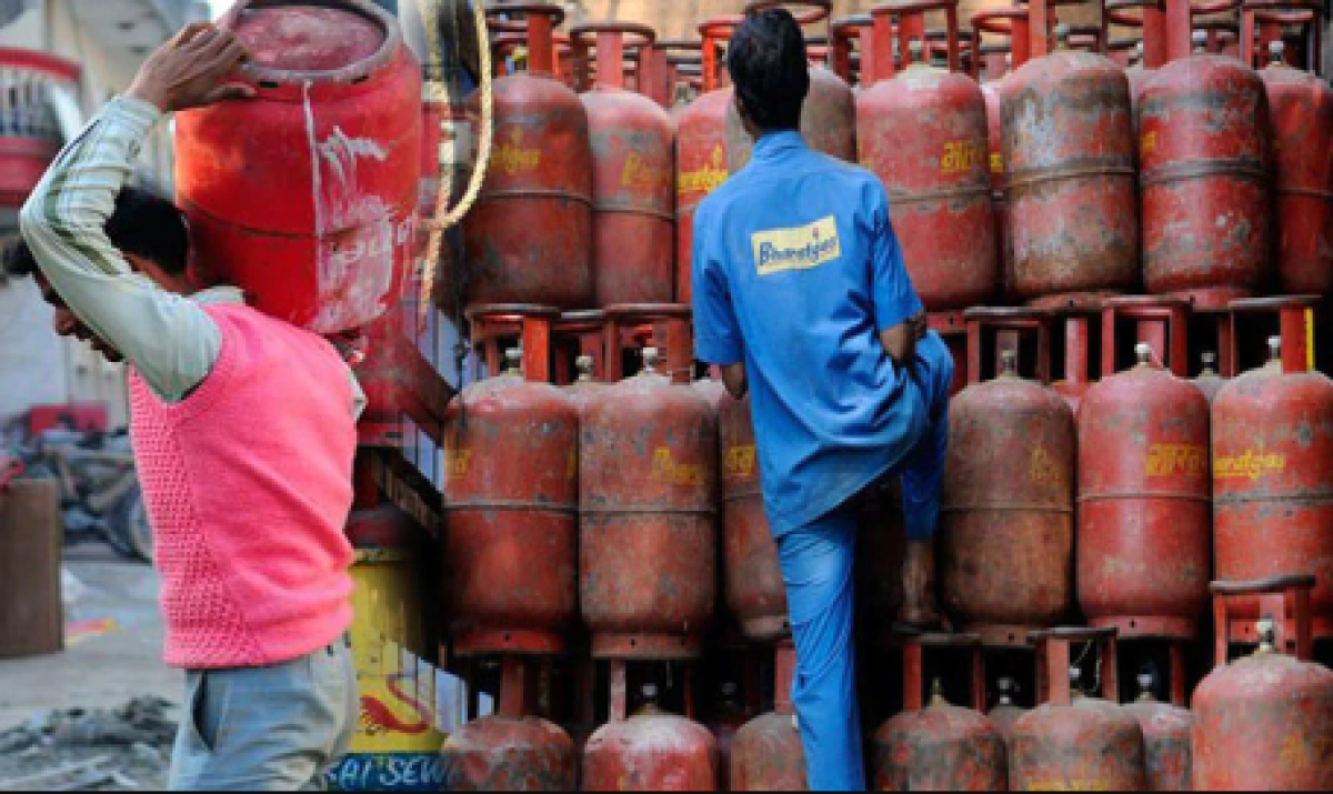 LPG Gas Cylinder New Update 2024: माताओं एवं बहनों के लिए खुशखबरी अब प्रधानमंत्री उज्जवला योजना के चलते 600 रूपए में मिलेगी LPG Gas Cylinder साथ ही 357 रूपये की सब्सिडी 4 LPG Gas Cylinder New Update